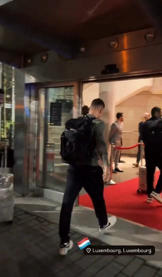 右脚踝囊受伤的基米希随德国队抵达卢森堡，走路仍有不便