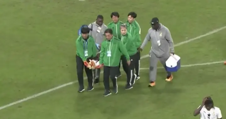 法甲中场重伤退场！疑似脚踝被踢断，田中碧误伤，比赛中断4分钟