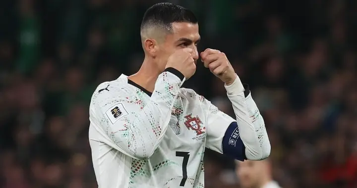 肘击后擦泪！C罗中圈套，对手主帅施压，葡媒：40岁管不住自己