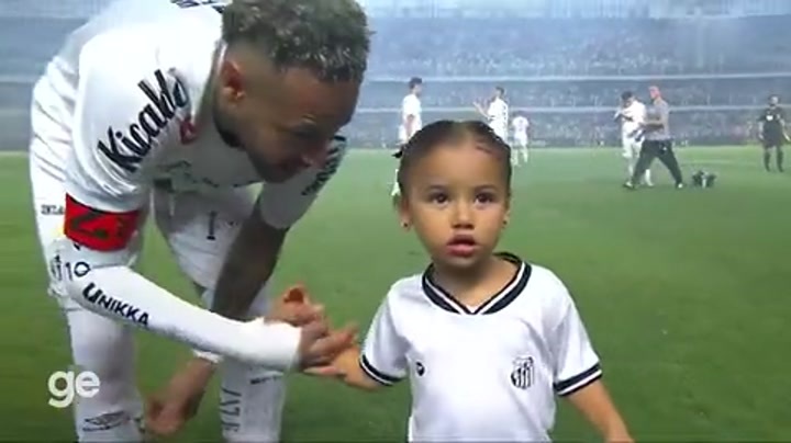 温馨！内马尔巴甲赛前牵着女儿玛维入场