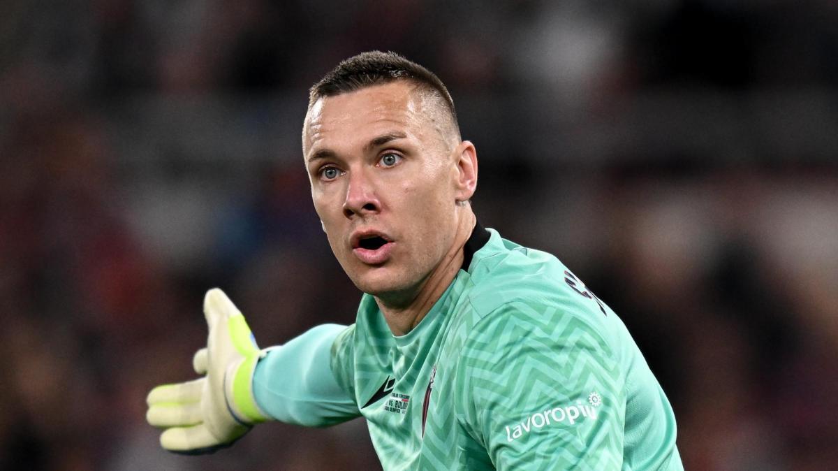 博洛尼亚门将斯科鲁普斯基：守门员首先必须会扑救，脚法其次