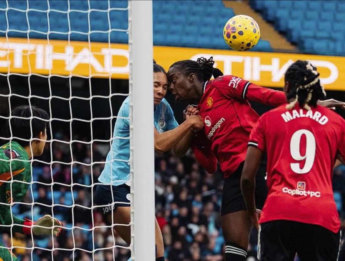 看着就疼，女足曼市德比两名球员头部相撞后均鼓起大包