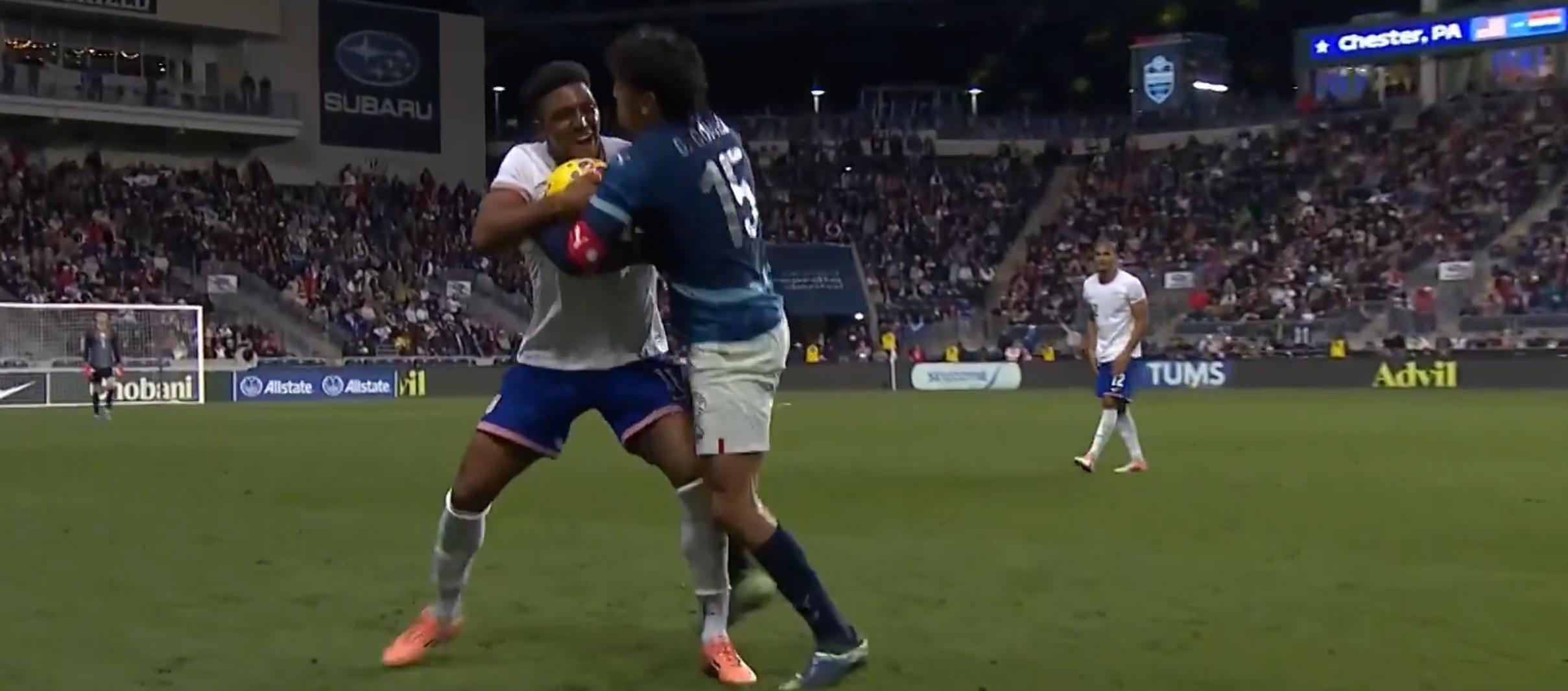 球场角力，美国和巴拉圭热身赛补时阶段发生大规模冲突