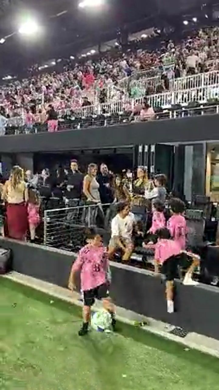 实拍萨巴伦卡与安东内拉聊天，梅西老婆感觉好娇小