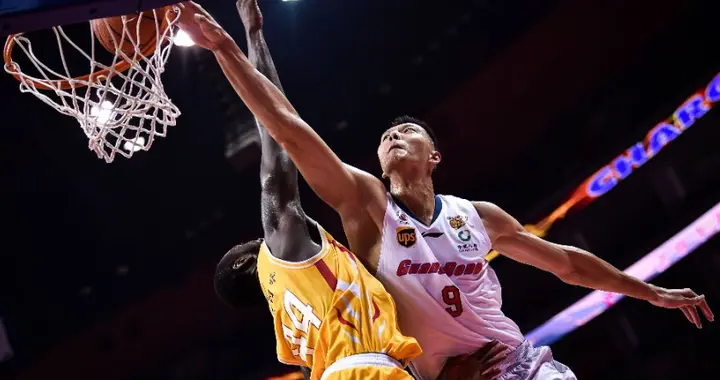 当我看完这5张照片，才彻底相信 易建联天赋是黄种人天花板