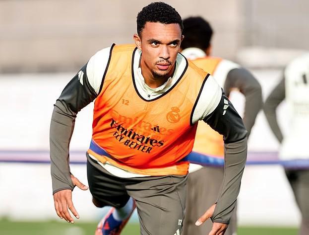 图赫尔：会找阿诺德聊聊，不过夸安萨目前竞争右后卫稍微领先