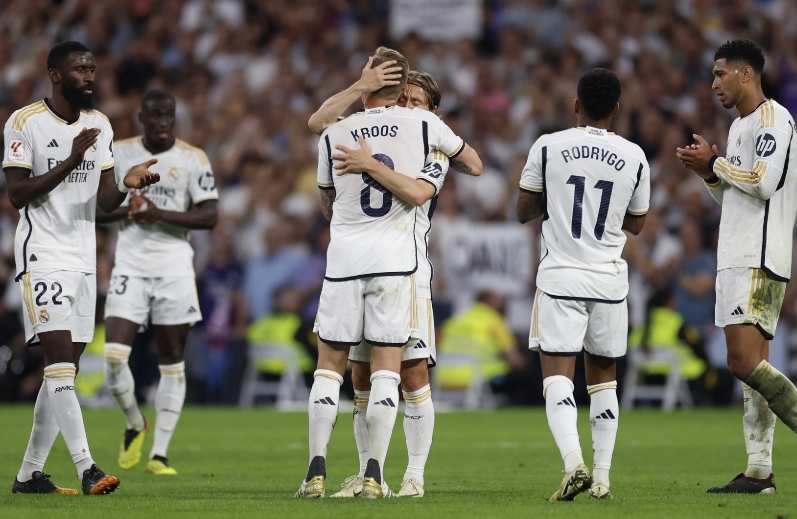 克罗斯评历史最佳阵容：梅罗大小罗在列 中场魔笛+齐祖