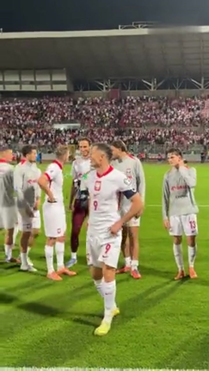 莱万庆祝波兰队取胜 获得世界杯附加赛资格