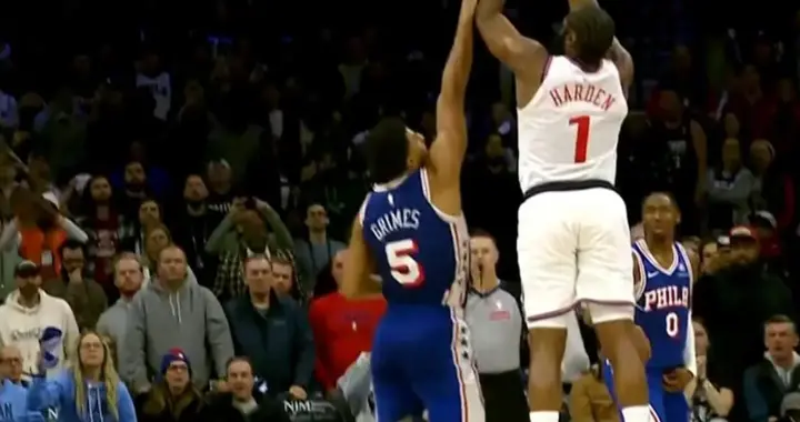 球队困境还遭黑！哈登绝杀被打手却被裁判无视，赛后一幕让人心疼