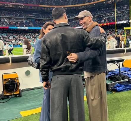 阿森西奥带女友重返伯纳乌，与齐达内一同观看了NFL比赛