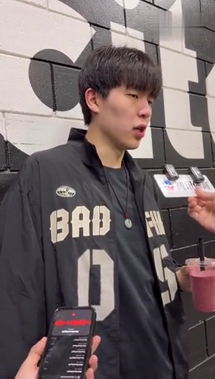 松弛感！杨瀚森赛后边喝饮料边接受采访
