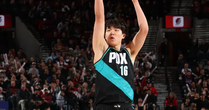 杨瀚森轰9分5板各说啥？主帅爆赞，韩乔生肯定下放，解说点出问题