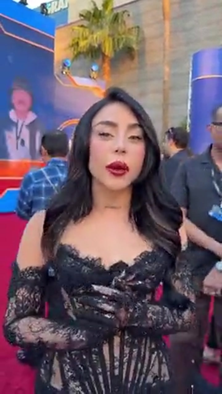 烈焰红唇！亚马尔前女友身穿黑色小礼服出席活动