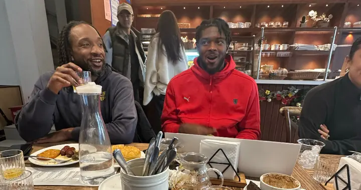 辽宁队内聚餐！赵继伟与华莱士+外援吃西餐，氛围融洽！