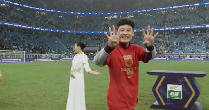 夺冠后武磊泪崩！3年2次落泪，中超第4冠，复刻梅西庆祝动作