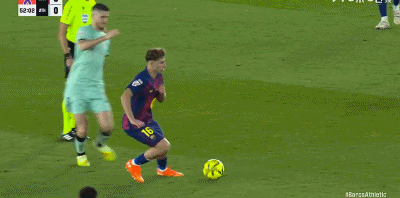 第53分钟，桑切特凶狠踢倒费尔明，裁判经VAR确认将黄牌改为红牌