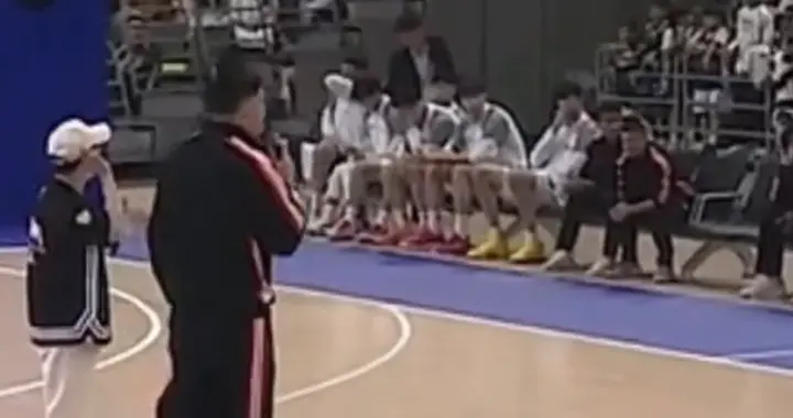 广东球迷嘉年华！现场喊冠军口号，崔永熙+3外领球衣，奎因送暴扣