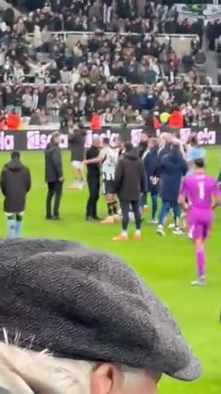 实拍纽卡2-1曼城赛后 瓜帅吉马良斯激烈交谈