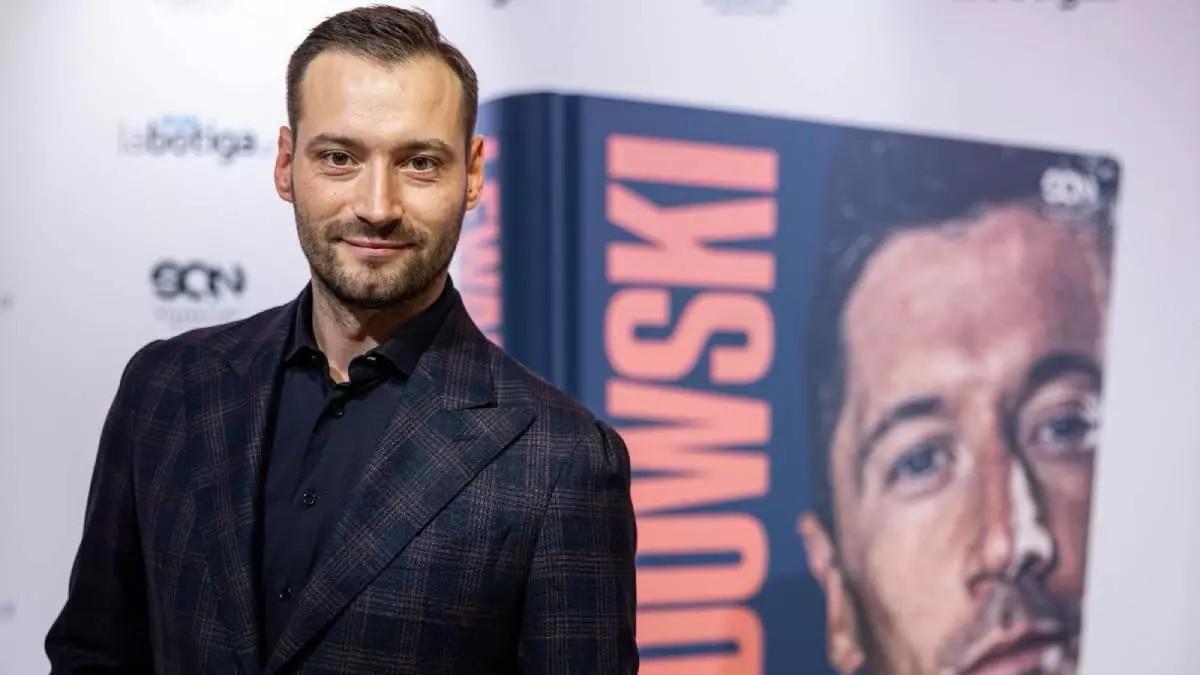 传记作者：莱万年少时常因身材自卑；他与渣叔的关系起初不好