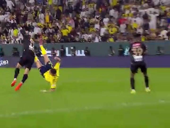 观赏性十足！C罗舒展倒钩破门，40岁依旧能飞啊