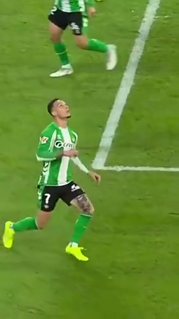 安东尼倒勾踢倒对手头部，VAR介入后被裁判直红罚下