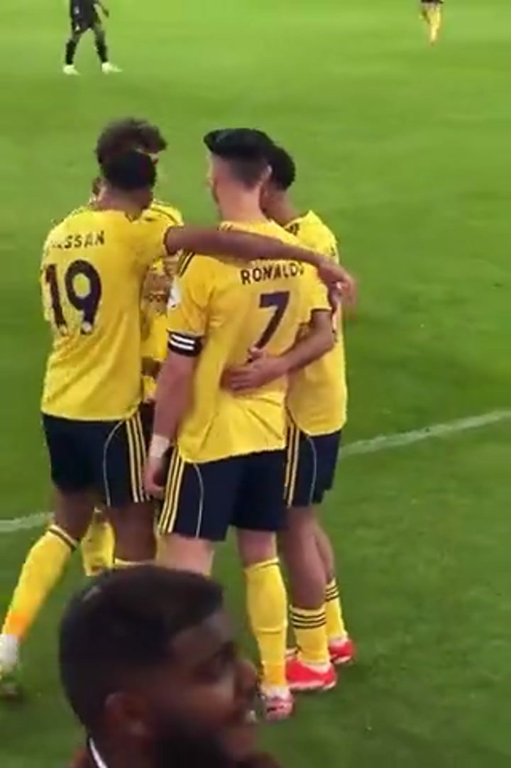 C罗倒钩破门后，队友为其戴上“皇冠”