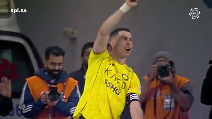 4分钟！多角度回顾40岁的C罗上演的倒钩破门