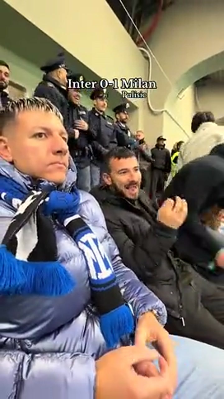 一个反击就被打穿！实拍国米丢球：现场蓝黑球迷颇为无奈