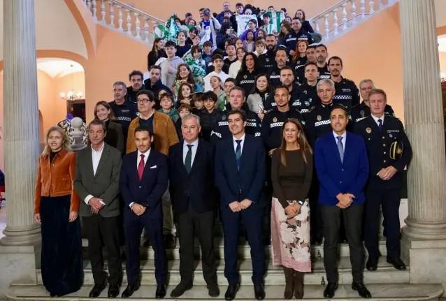 塞维利亚双雄德比战前携手出席活动，呼吁共同抵制校园霸凌