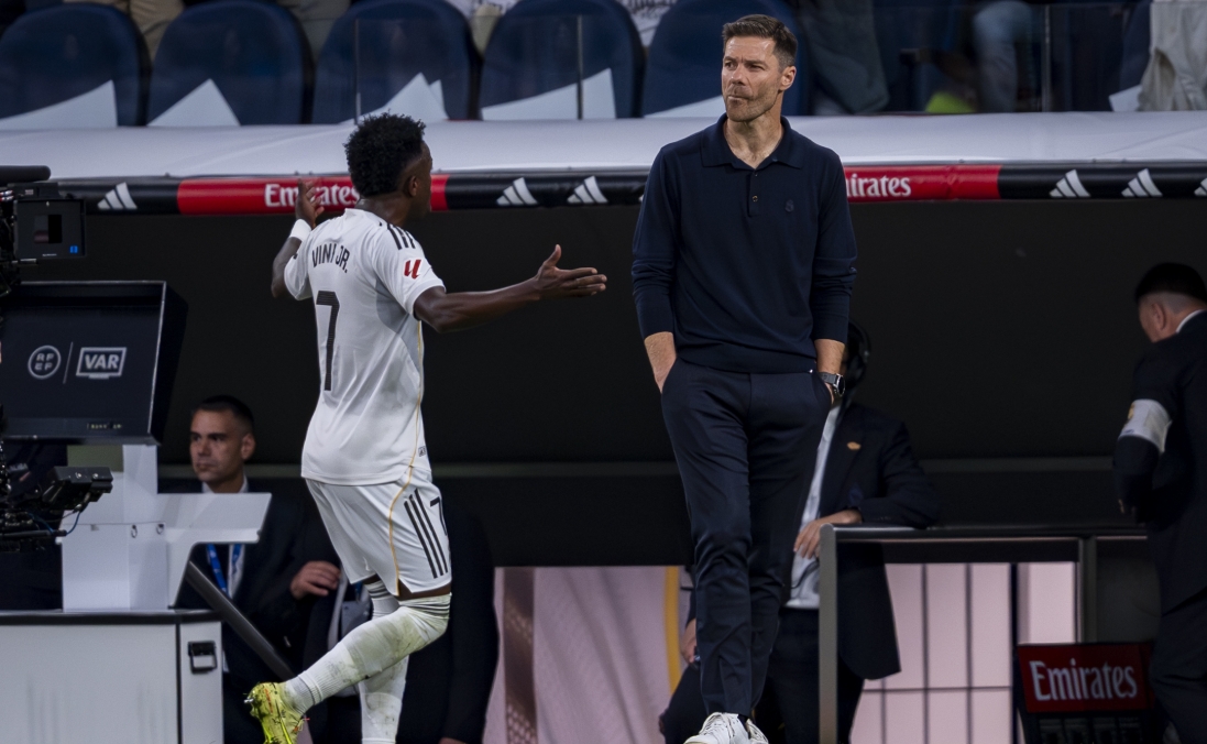 记者：与奥林匹亚科斯的比赛将决定阿隆索的未来