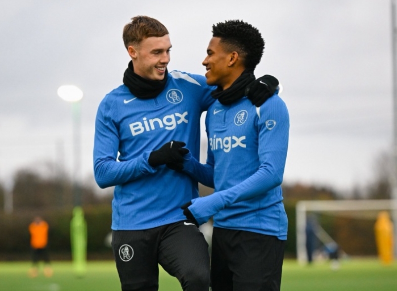 切尔西社媒晒照帕尔默回归训练 与埃斯特旺相谈甚欢