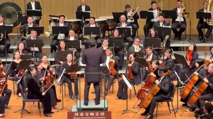 全能！河南队主帅拉莫斯音乐会上指挥《拉德斯基进行曲》