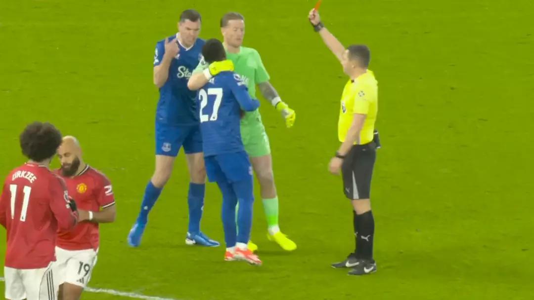 外媒：盖伊红牌离场前基恩指着脑袋对他说“你**是不是傻？”