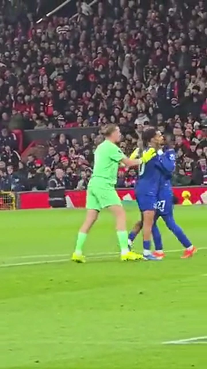 实拍盖耶被出示直红 曼联球迷纷纷挥手让其赶紧下场