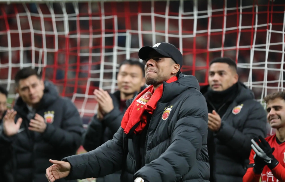 即将告别！古斯塔沃赛后向海港球迷谢场时潸然泪下