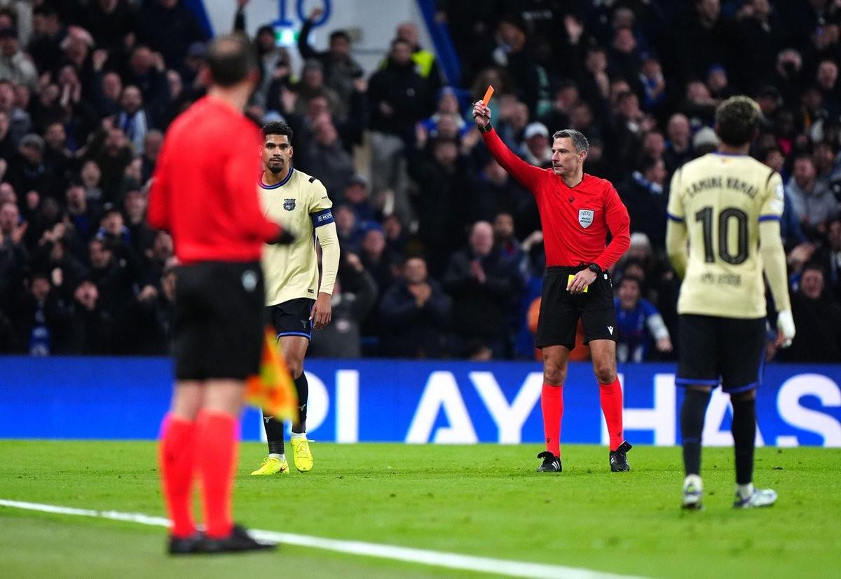 2次，阿劳霍是欧冠改制以来染红次数并列最多的巴萨球员