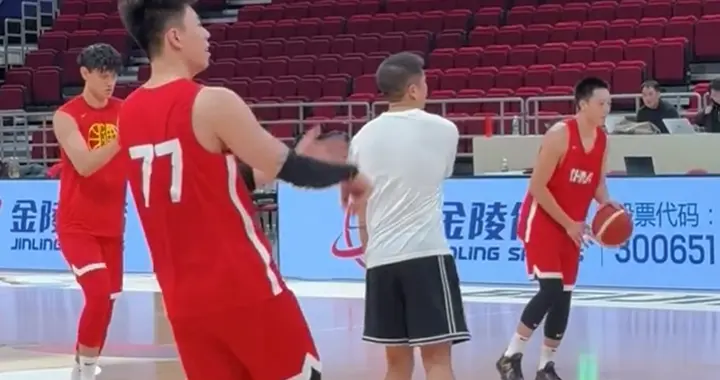 男篮公开训练！众人投篮保持状态，周琦给张镇麟开小灶，赵睿特写