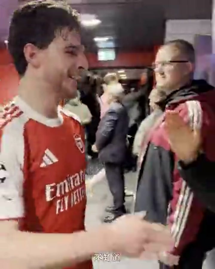 击败拜仁赛后 阿森纳众将在球员通道兴奋庆祝