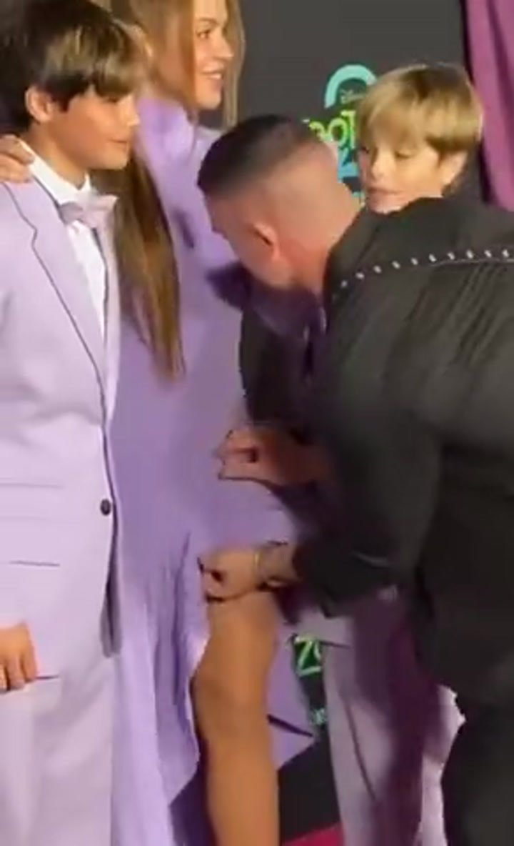 外网热议皮克前妻夏奇拉造型师的不当行为