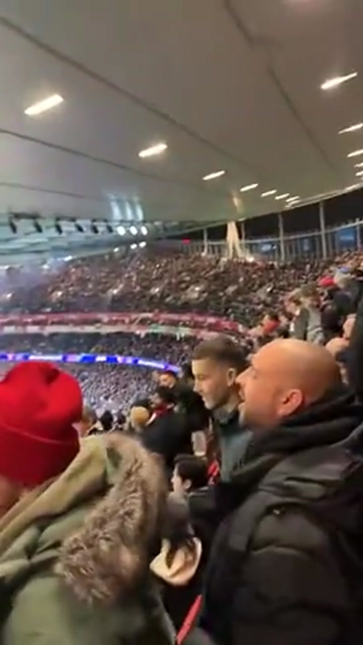 对拜仁也唱了！阿森纳球迷：你们是在假扮热刺吗？