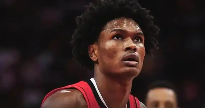 阿门攻守极致偏科！防守限制库里，把控篮板优势，但进攻咋办？