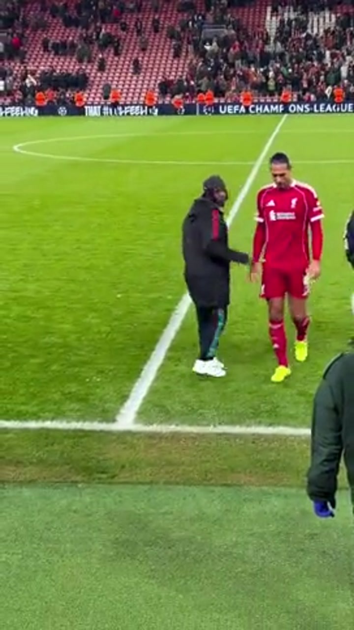 业余手球送点！实拍范戴克离场时神情落寞