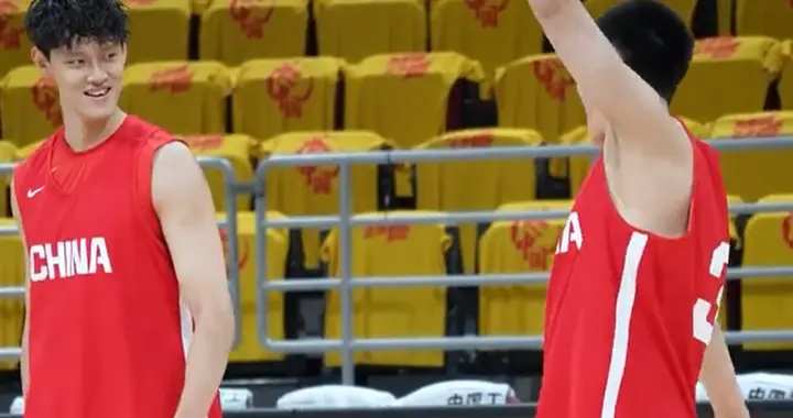 踩场训练曾凡博与胡明轩又黏在一起了！好磕啊！