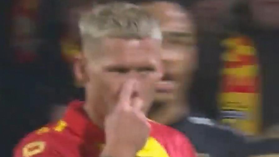 欧联比赛中一球员嘲讽对手鼻子形状，多名队友上前打抱不平