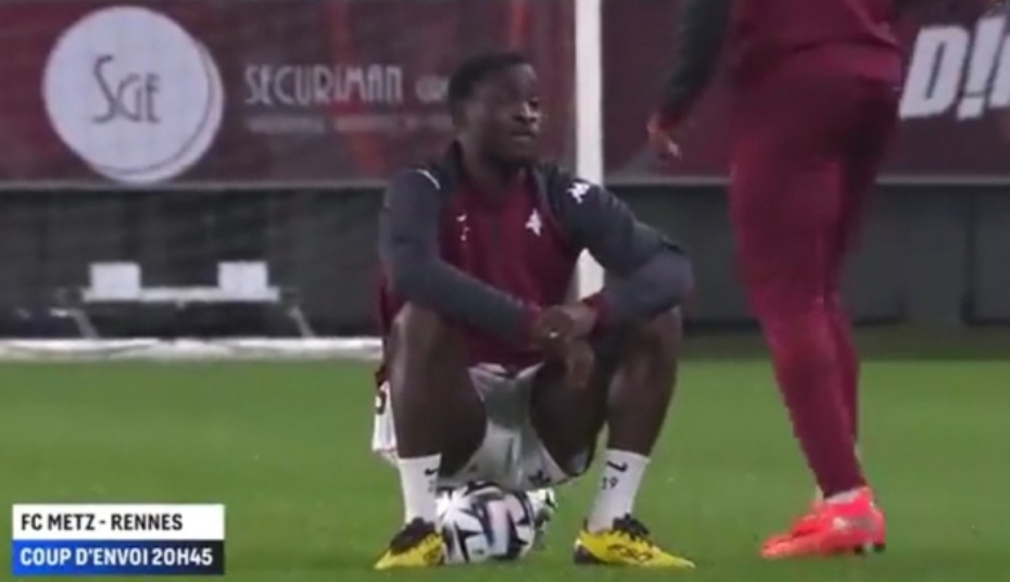 不满无缘首发！梅斯后卫赛前拒绝热身 直接坐在足球上