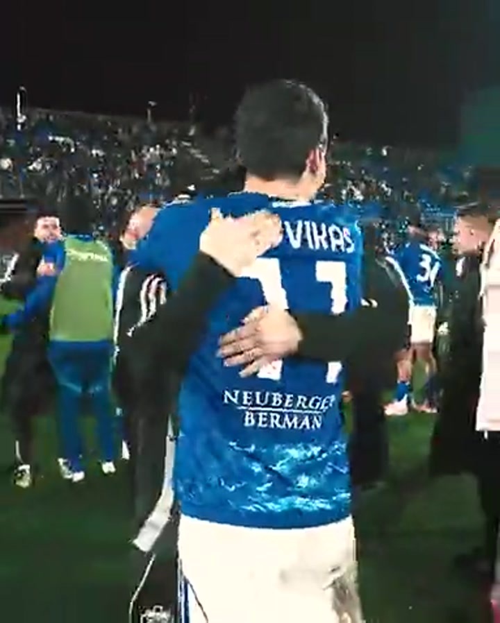 小法率队各项赛事12场不败 赛后挥出农夫三拳与球迷互动