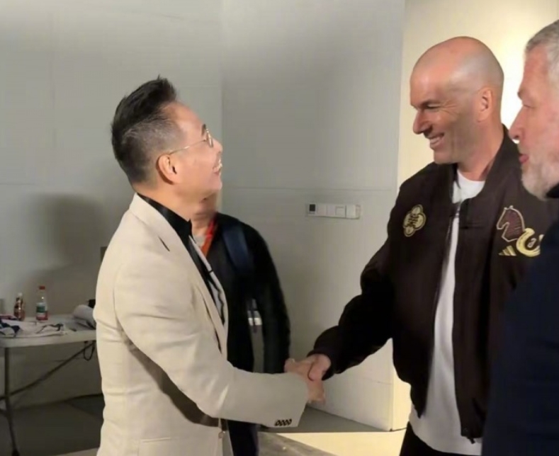 詹俊：与齐达内就近期足坛热点话题进行了短暂而热烈的交流