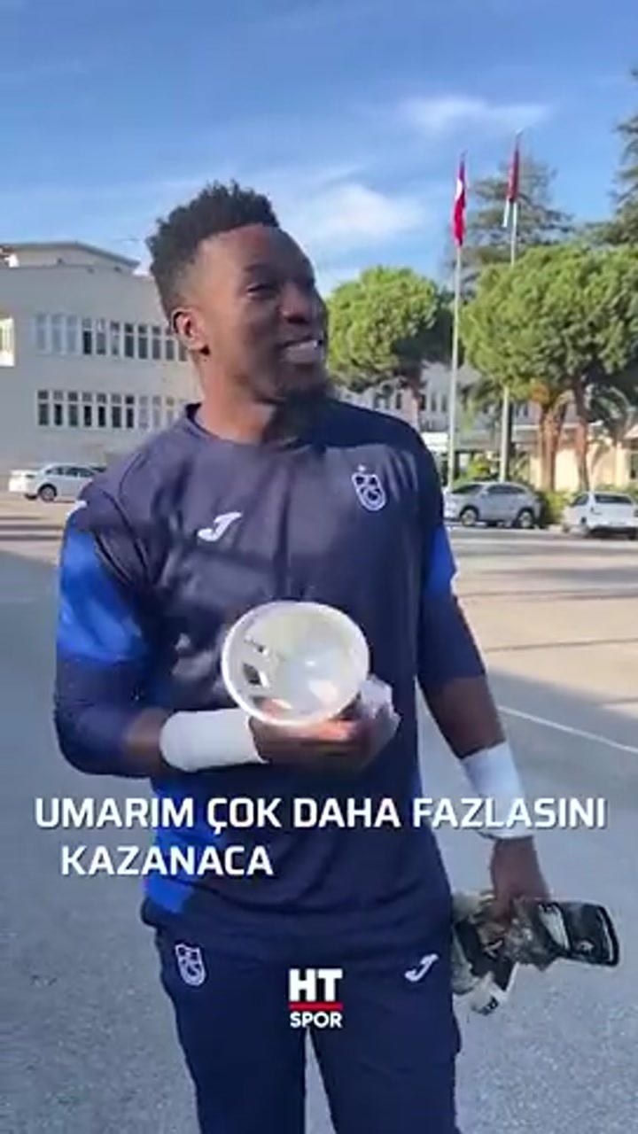 3战全胜丢1球！奥纳纳领取土媒10月土超最佳球员奖杯