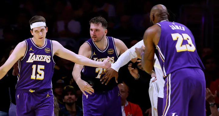 湖人击败独行侠！比起6连胜更可怕的，是詹姆斯只拿13分也能赢