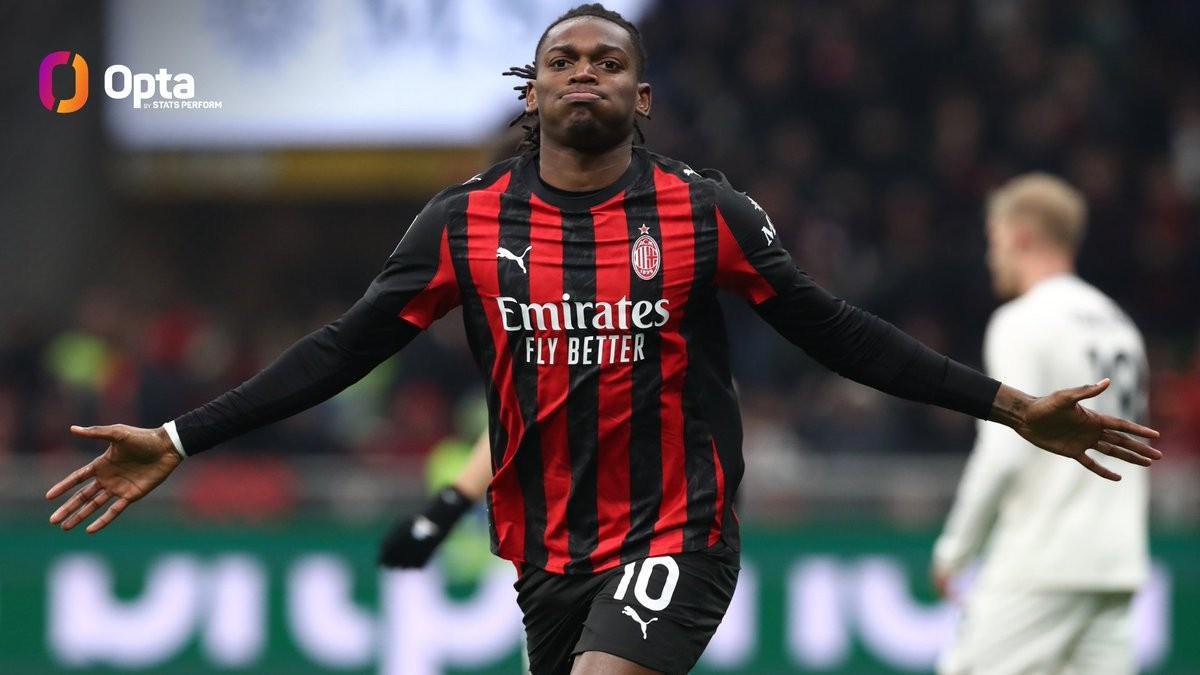 自意甲首秀以来代表同一球队参与超过100球，莱奥是同期第4人